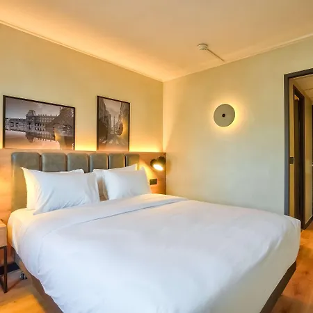 Hotel Campanile Prime - - La Defense Suresnes